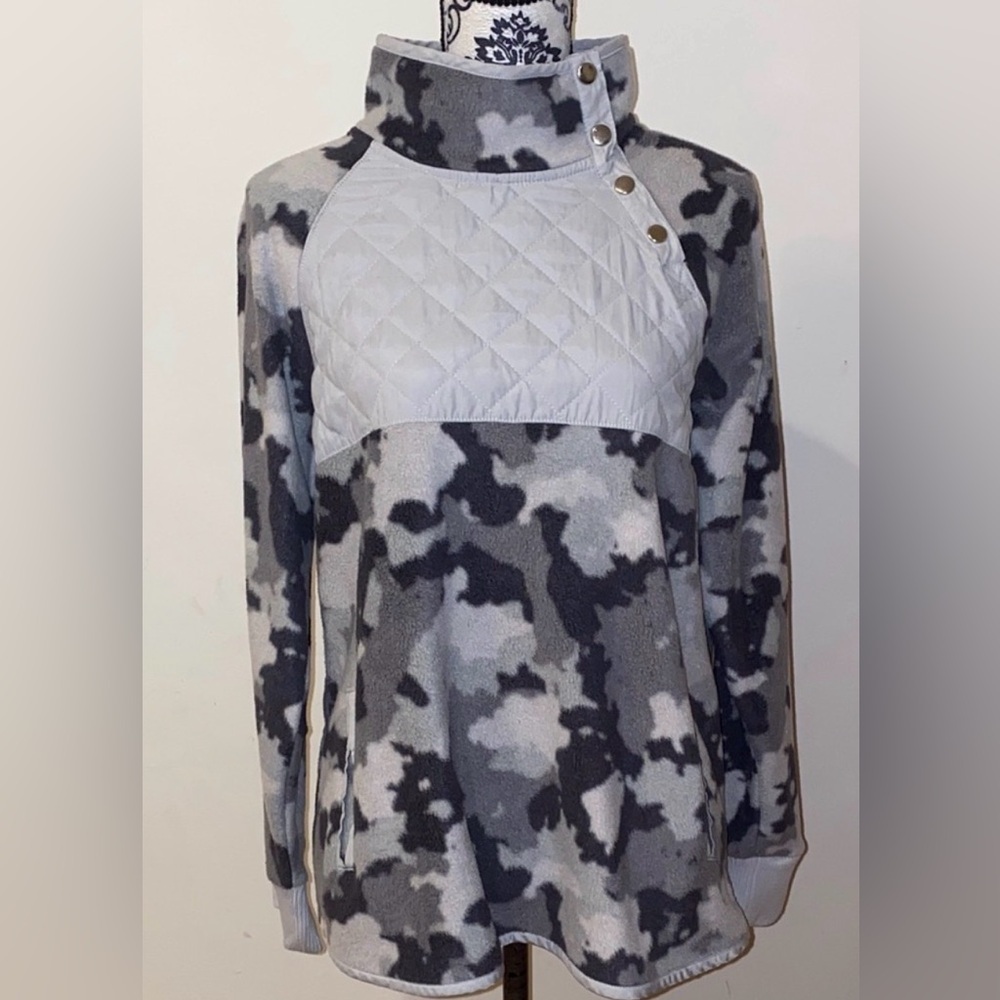 Kyodan Gray and Black Quilted Camouflage Deer Fleece Pullover medium